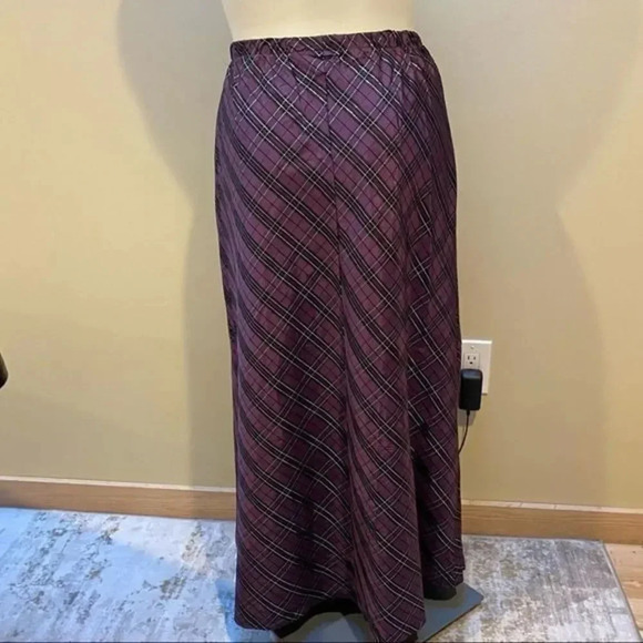 Anthony Richards  with metallic maxi skirt - Picture 3 of 8